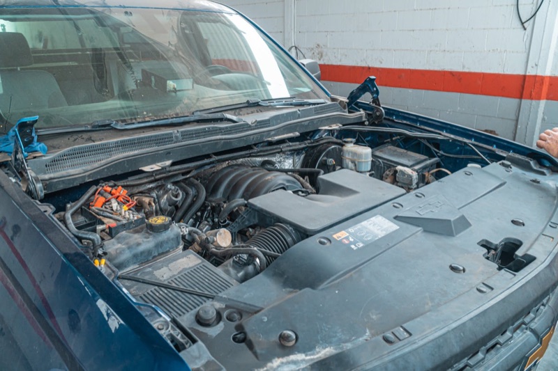 Motorraum während einer Reparatur