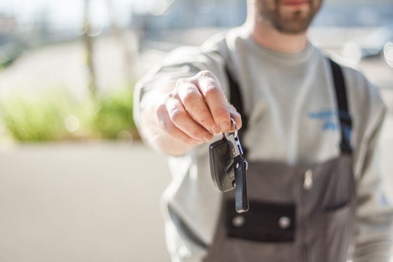 Autoschlüssel in der Hand