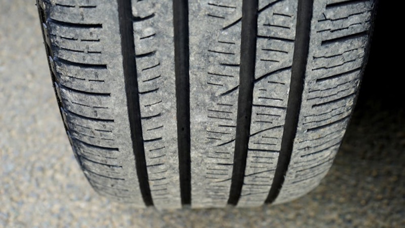 Profil eines Autoreifens in Nahaufnahme